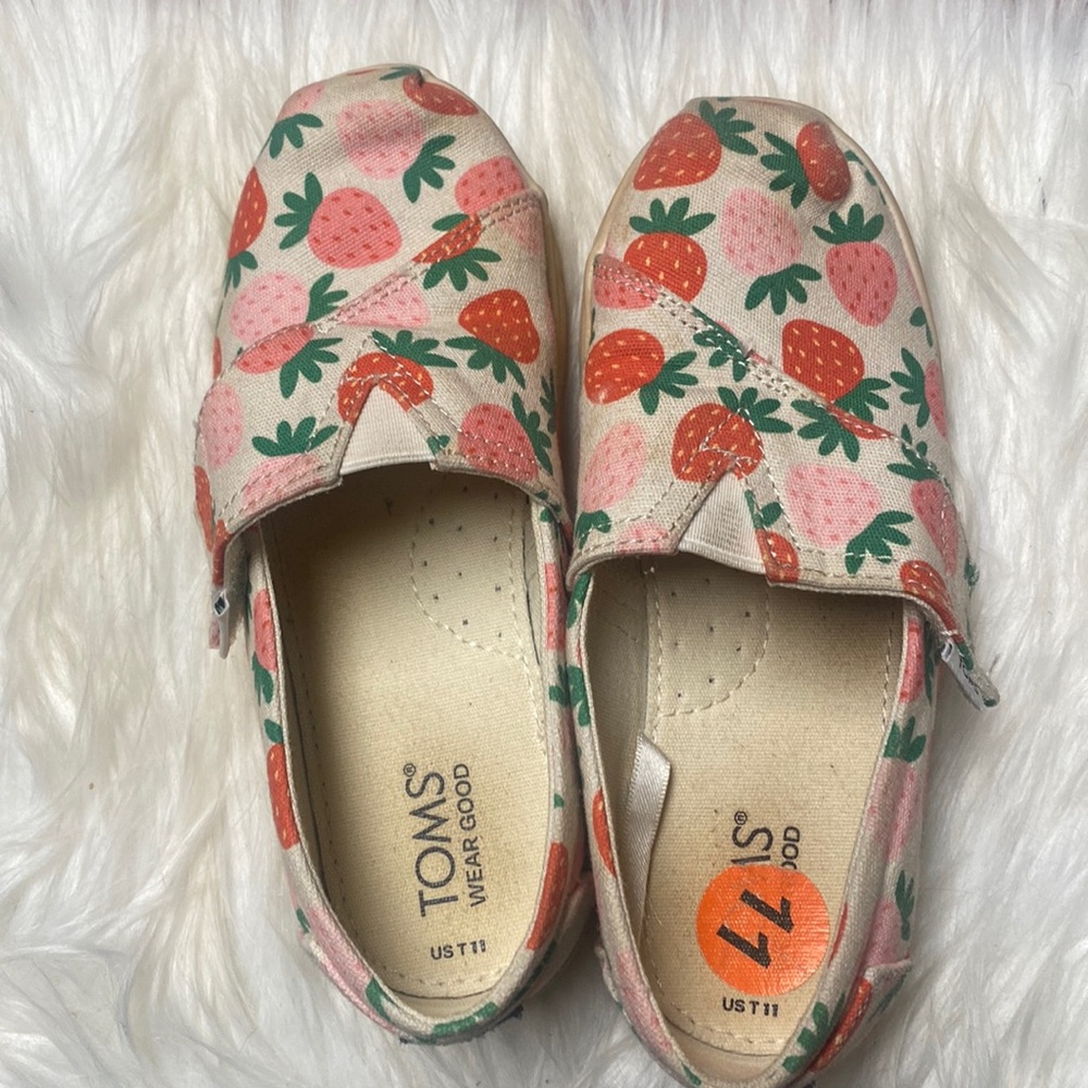 Girls slip on strawberry Tom’s size 11
